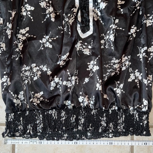 Suzy Brand Black and White Laceup Satin Peasant Blouse - Picture 6 of 10